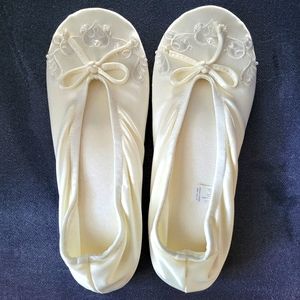 Isotoner Ballet Slippers Pearl Satin Women's Size 8-9 Embroidered Off White